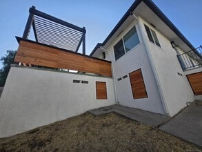 Building Photo - 2134 E 5th St