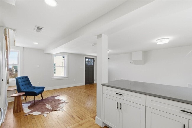 Building Photo - 305 W Broadway