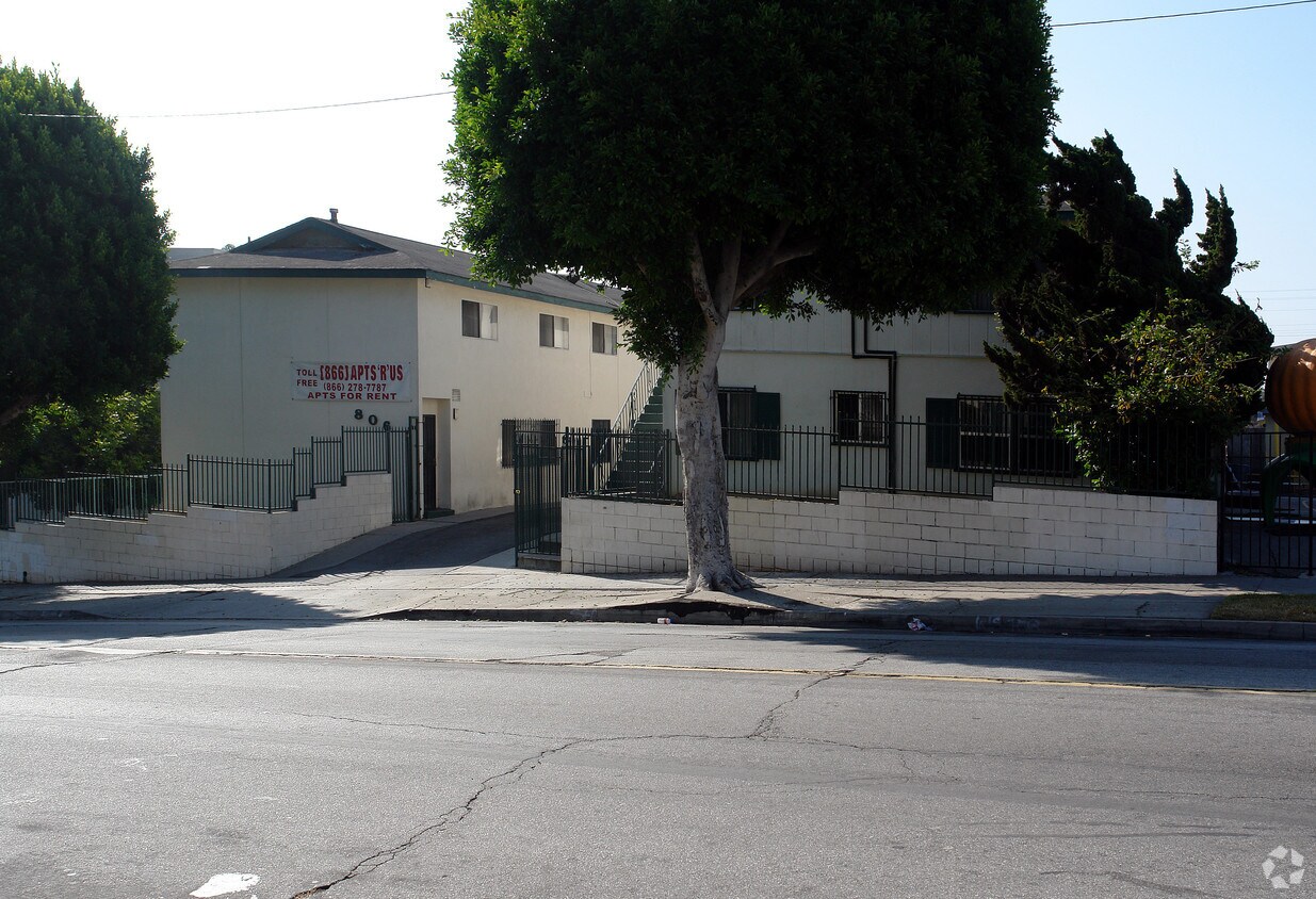 Building Photo - 806 E Hyde Park Blvd