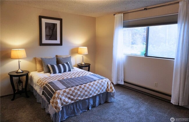 Building Photo - Remodeled 1 Bedroom Condo - Easy Hwy 18 Access