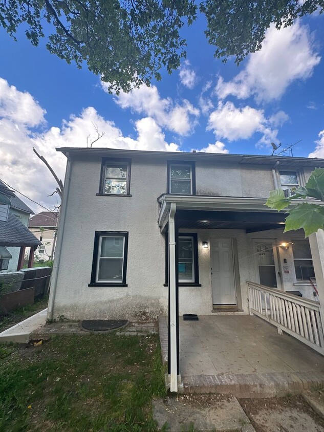 Primary Photo - Beautiful renovated 3 bedroom townhome