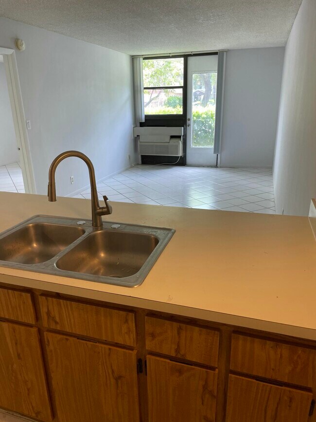 Foto del edificio - 2771 Riverside Dr