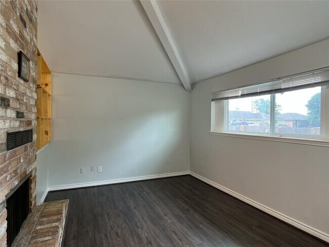 Foto del edificio - 22102 Woodrose Dr