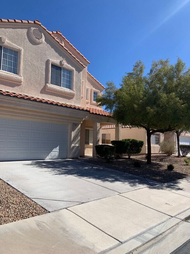 Building Photo - GREAT HOME WITH PANORAMIC VIEW IN SEVEN HI...