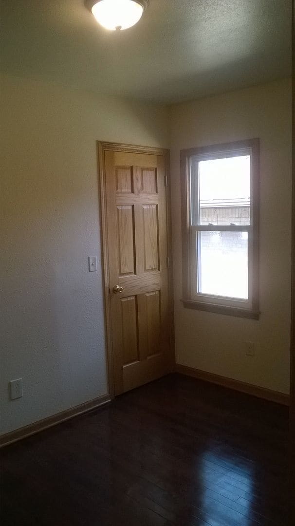 Foto del edificio - 3BR SINGLE FAMILY MULTI LEVEL HOME WITH GARAGE, YARD, PORCH, REDONE, VERY NICE!