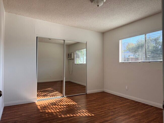 Foto del edificio - 3055 Foothill Blvd, La Crescenta, CA