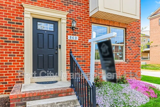 Building Photo - 840 Oldham St