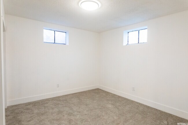 Building Photo - 880 E 200 N