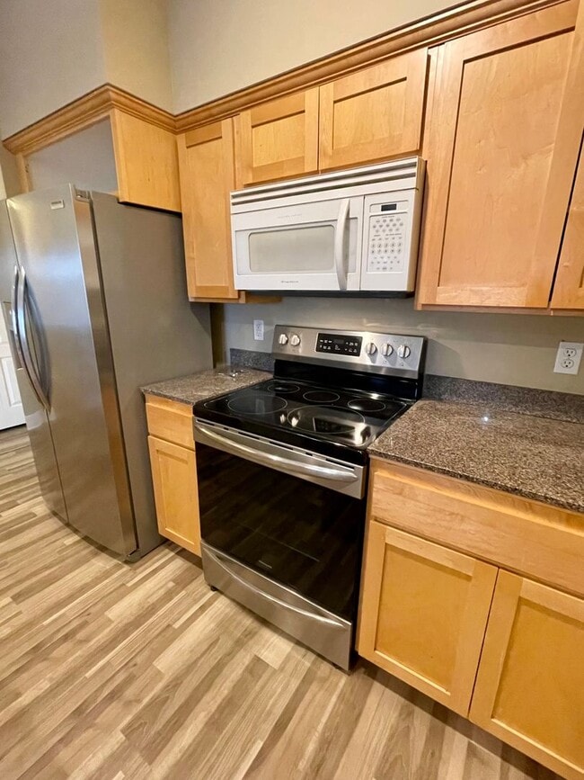 Building Photo - Spacious 2 Bed, 2 Bath Condo
