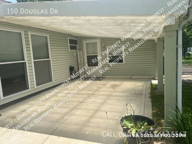 Foto del edificio - 150 Douglas Dr