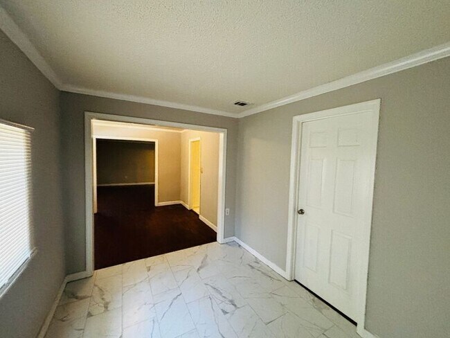 Building Photo - 377 E Leavell Woods Dr