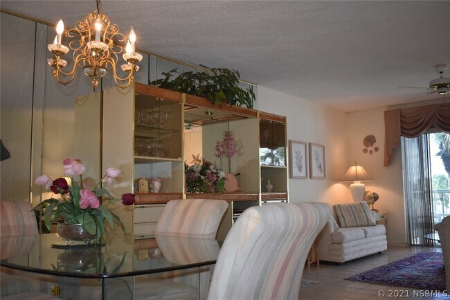 Foto del edificio - 325 N Causeway-