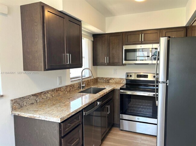 Foto del edificio - 270 NE 40th St