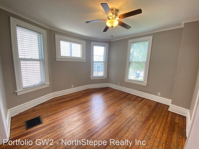Building Photo - 1096 Summit St
