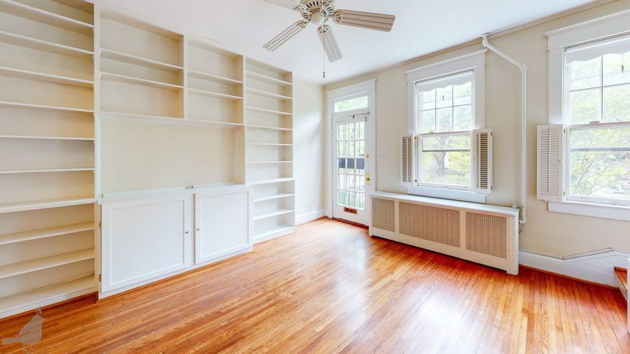 Primary Photo - Bright & Beautiful 2 Bedroom + Den in Glov...