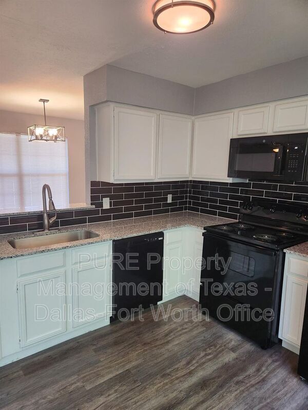 Photo - 806 Castleglen Dr House