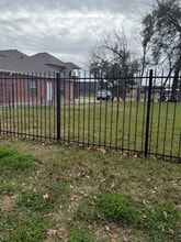 Building Photo - 702 Staitti St