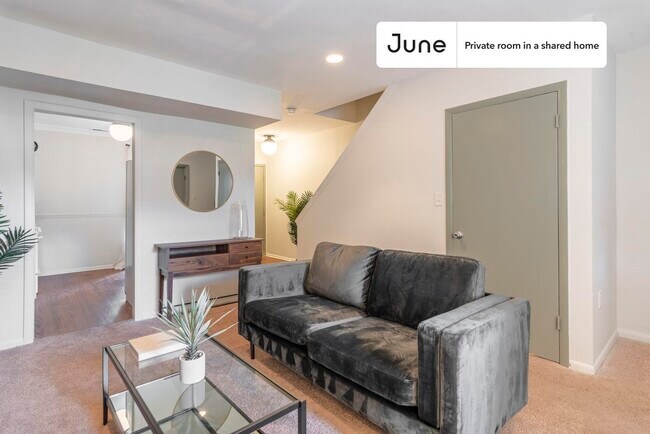 Building Photo - Private bedroom in 5 bed/2 bath Home