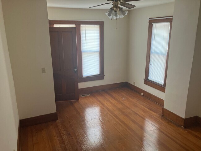 Foto del edificio - 216 W Market St