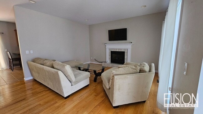 Building Photo - Quiet, Four Bedroom Colchester Gem!