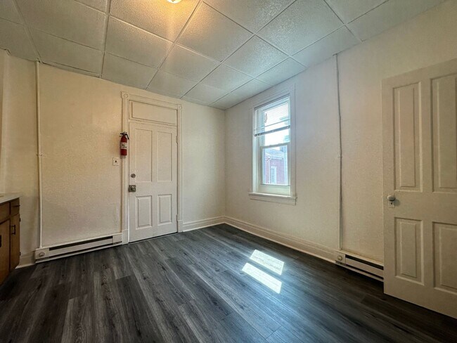 Building Photo - 736 Lehman St