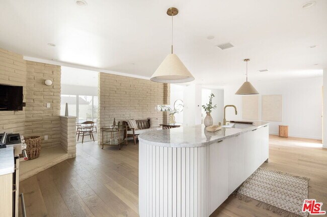 Building Photo - 4615 Don Zarembo Dr