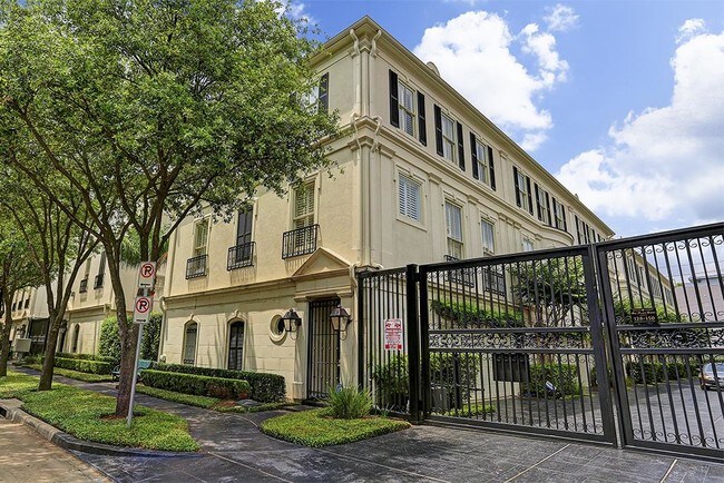 Building Photo - 150 Oak Place Dr
