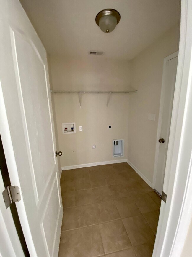 Foto del edificio - 3301 Hardee Farms Dr