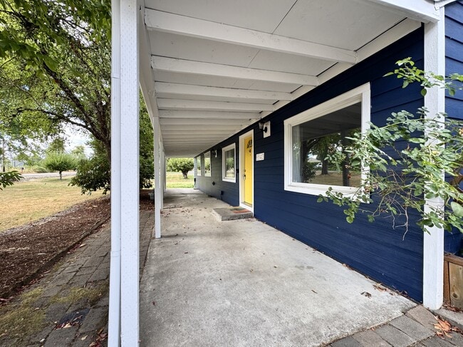 Building Photo - 6543 SE Borwick St