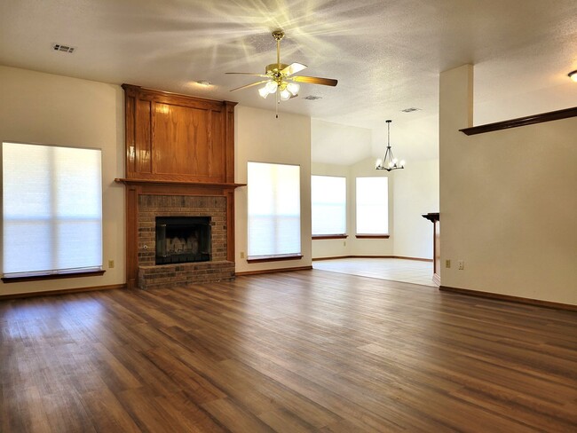 Foto del edificio - This pristine home in Northern Moore is a ...