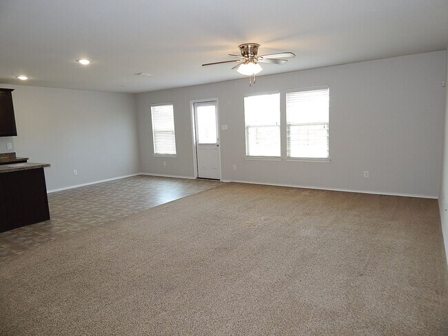 Foto del edificio - Spacious Updated Home in Spring Meadows Near Vernon Elementary with Tankless Water Heater and Com...