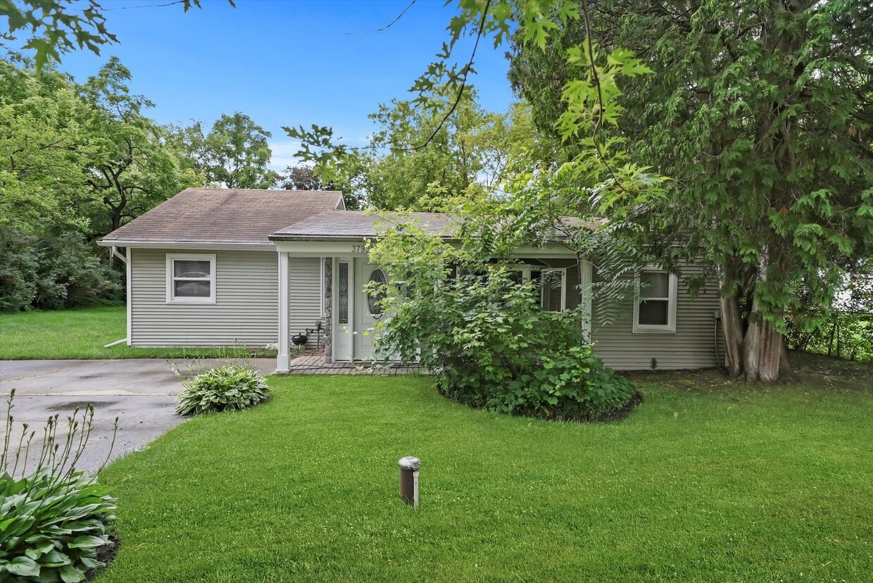 Foto principal - 3-bed / 2-bath Rental in Beach Park