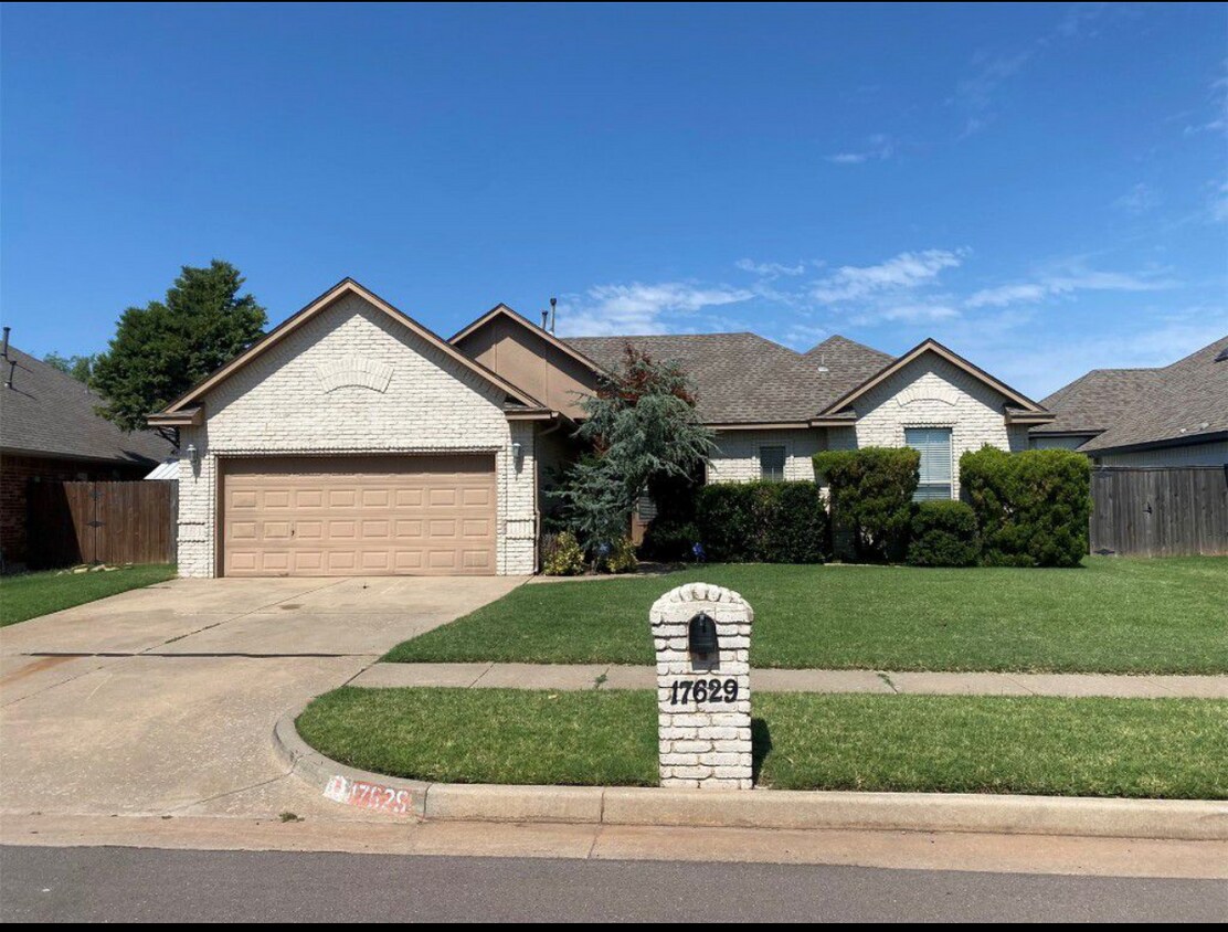 Primary Photo - 17629 Gold Dr