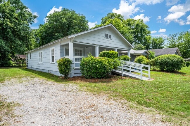 Photo - Stylish 4BR/2BA Home in Tuscaloosa – Moder...