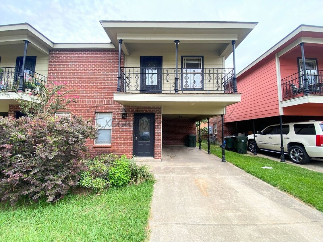 Primary Photo - 2-Bed, 2.5-Bath Townhouse – Walk to McNeese State University!