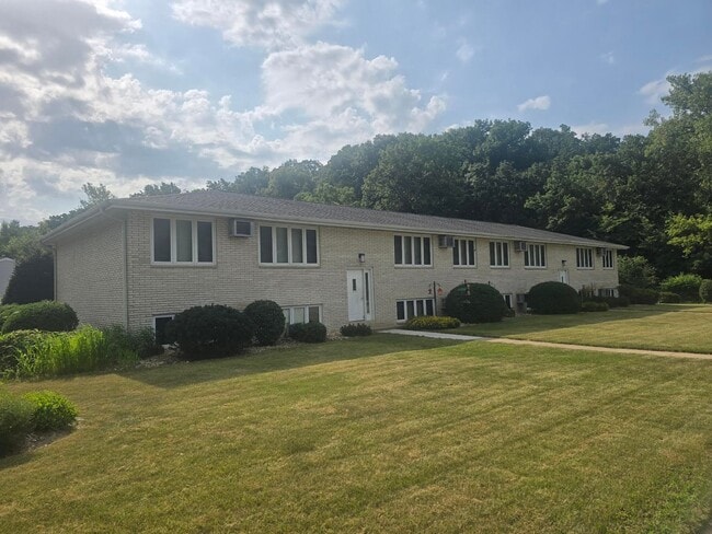Building Photo - 3090 N Grandview Ave