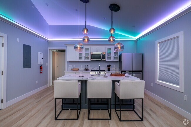 3 habitaciones, 1 baño - 700 pies cuadrados - Área de comedor - 601 E State St