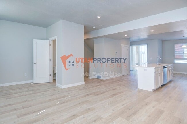 Building Photo - 992 W 380 S