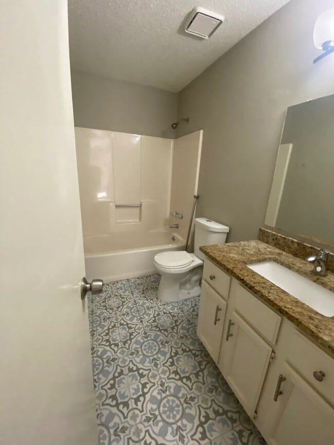 Building Photo - 408 NE Ash Ct