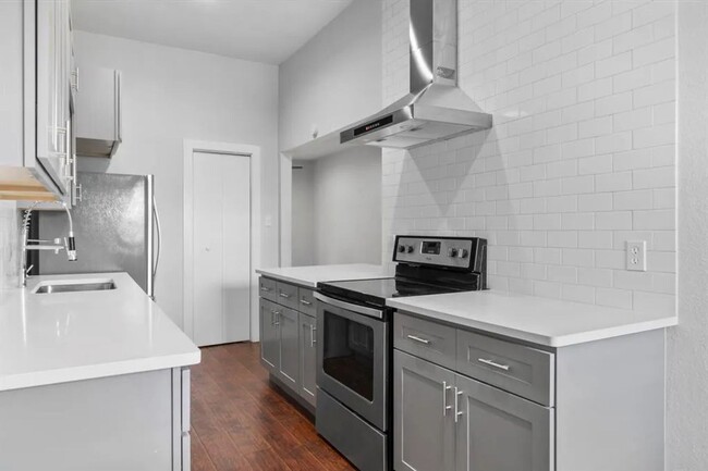 Building Photo - Gorgeous New Remodeled 2 Bedroom Condo nea...