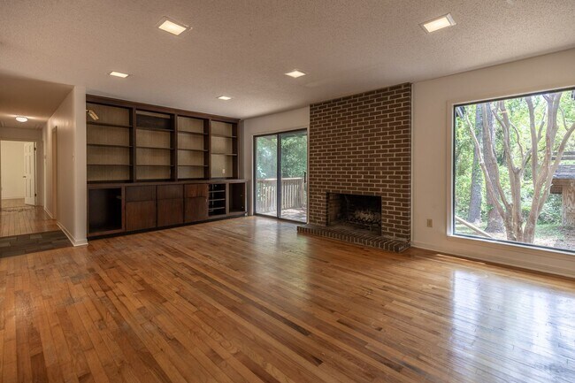 Foto del edificio - 3-Bedroom, 2-Bath with Den in Spanish Fort Estates