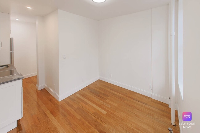 Foto del edificio - 240 W 10th St