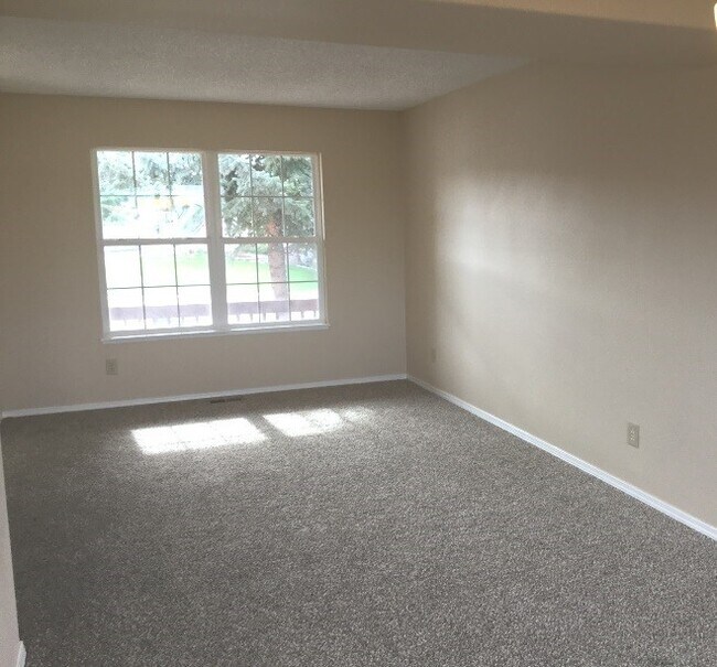 Building Photo - Spacious 5 Bed, 3.5 Bath with mother in la...