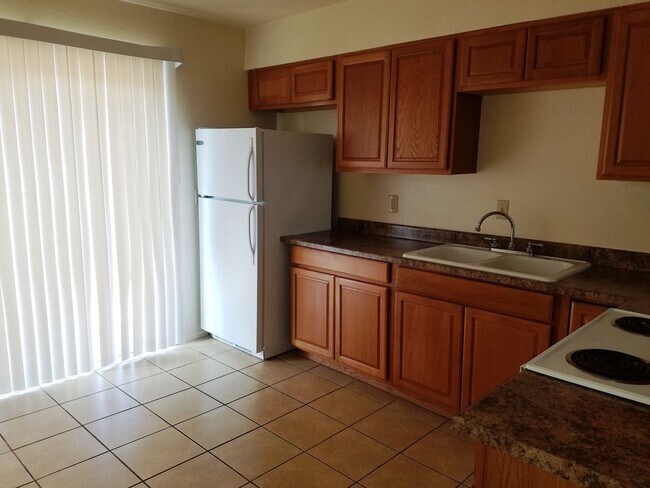 Foto del edificio - Walnut Ave - Triplex