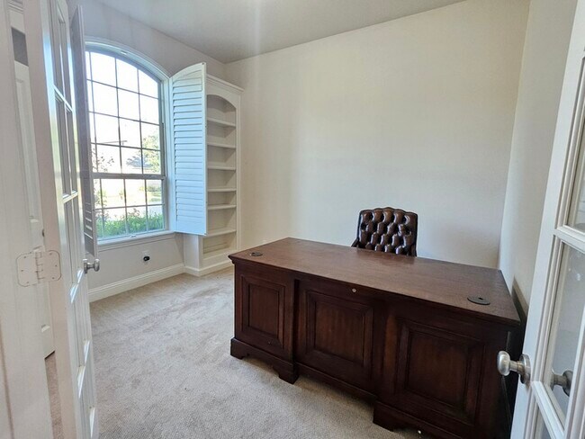 Foto del edificio - Beautiful 4-bedroom, 3-bathroom home in aw...