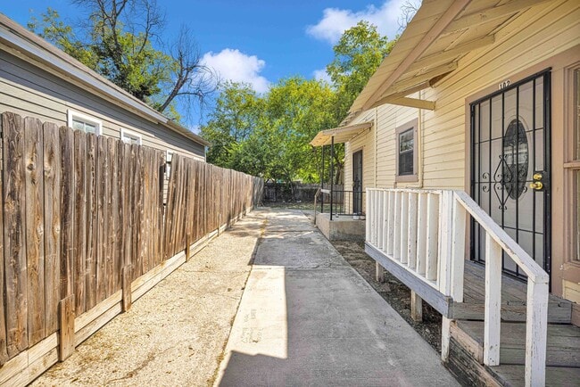 Building Photo - Duplex for Rent in the Heart of SA!