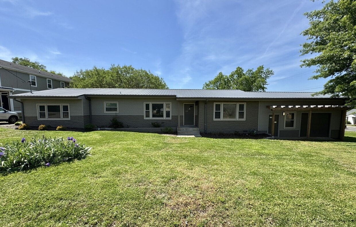 Remodeled Single Level 3 Bed, 2 Bath Home w/ 1 Car Garage - Remodeled Single Level 3 Bed, 2 Bath Home w/ 1 Car Garage