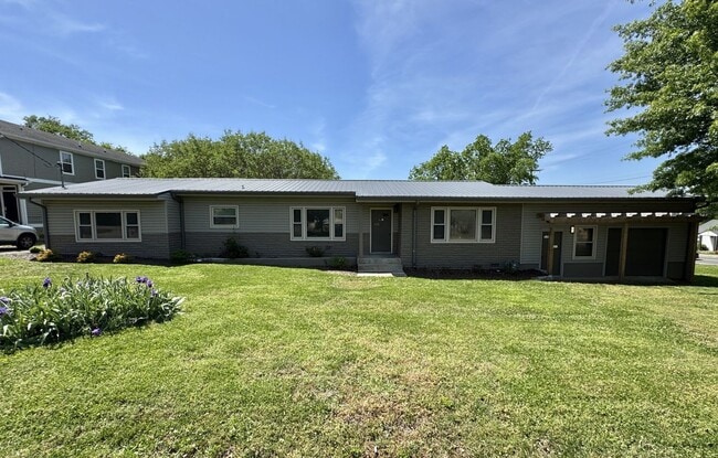 Remodeled Single Level 3 Bed, 2 Bath Home w/ 1 Car Garage - Remodeled Single Level 3 Bed, 2 Bath Home w/ 1 Car Garage