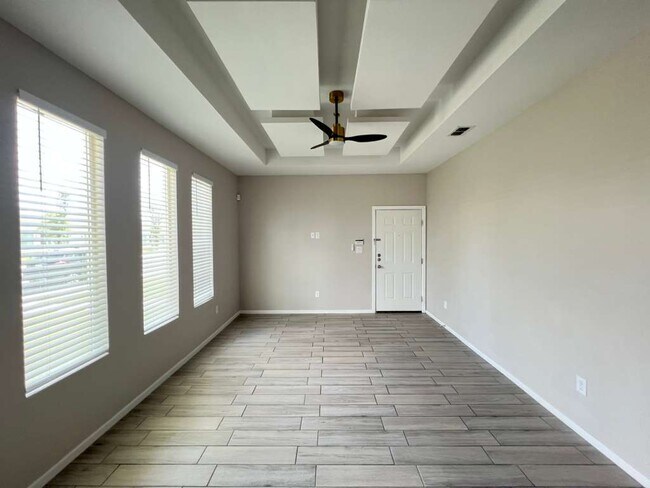 Foto del edificio - 5701 Swallow Ave