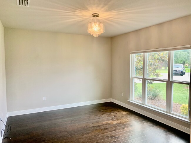 Formal living room - 9040 Lakeview Dr